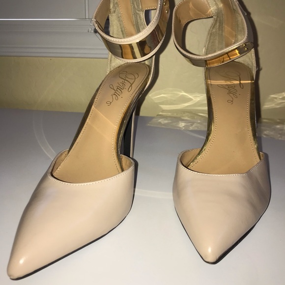 Fergie Palace ankle strap pump in “portrait” - Picture 4 of 8